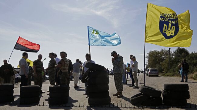 Активисты запрещенных в России Медждиса и Правого сектора блокируют автомобильную трассу на границе Украины и Крыма у поселка Чонгар