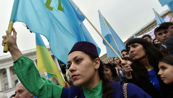 Девушка с флагом запрещенного в России Медждиса на площади Независимости в Киеве