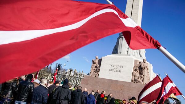 Участники марша бывших латышских легионеров Ваффен СС и их сторонников у памятника Свободы в Риге. Архивное фото