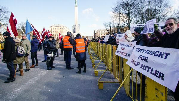 Представители антифашистских организаций во время марша бывших латышских легионеров Ваффен СС в Риге. 16 марта 2018