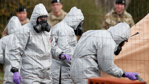 Британские военнослужащие во время следственных мероприятий, связанных с отравлением бывшего полковника ГРУ Сергея Скрипаля