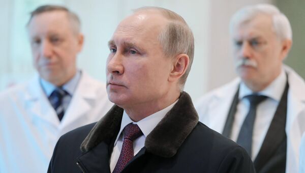 Владимир Путин во время посещения Национального медицинского исследовательского центра имени В. А. Алмазова в Санкт-Петербурге. 16 марта 2018