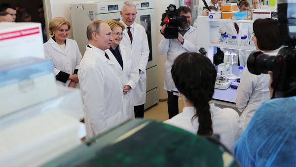 Президент РФ Владимир Путин во время посещения Национального медицинского исследовательского центра имени В. А. Алмазова в Санкт-Петербурге. 16 марта 2018