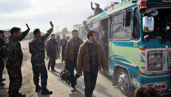 Сирийские военные во время выхода мирных граждан из Хаммурии в Восточной Гуте. Архивное фото