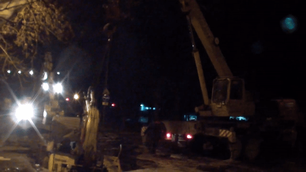 В Таганроге сняли на видео технику, упавшую в яму при ремонте