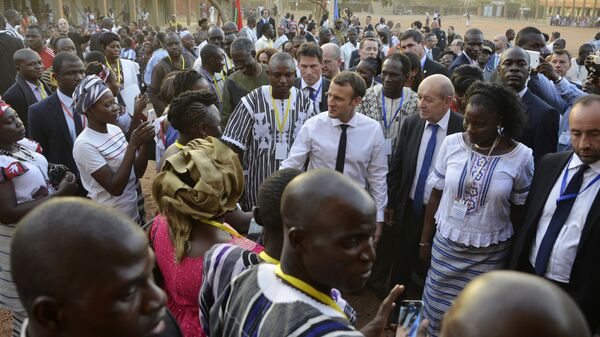 Президент Франции Эммануэль Макрон во время посещения университета в Уагадугу