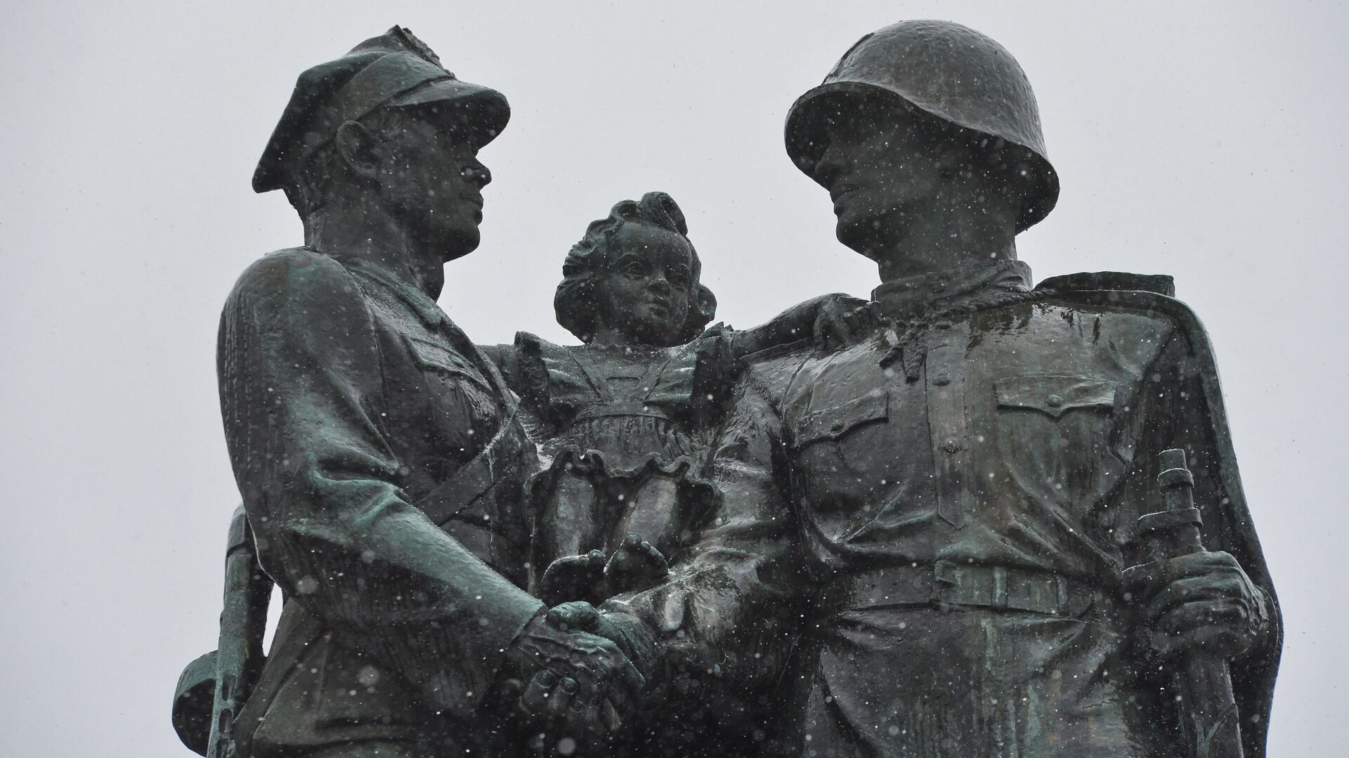 Памятник советско-польскому братству по оружию в центре города Легница - РИА Новости, 1920, 13.09.2023