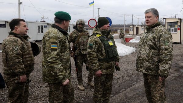 Президент Украины Петр Порошенко и украинские военные. Архивное фото
