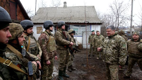 Президент Украины Петр Порошенко во время поездки в Луганскую и Донецкую области