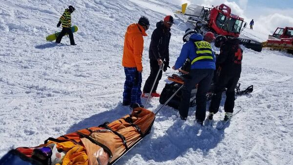 Транспортировка пострадавшего на горнолыжном курорте в Гудаури. 16 марта 2018