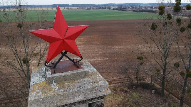 Красная звезда на вершине стелы в Миколине, установленной в память о красноармейцах - воинах Первого Украинского фронта, погибших в период 23-30 января 1945 года при форсировании Одера