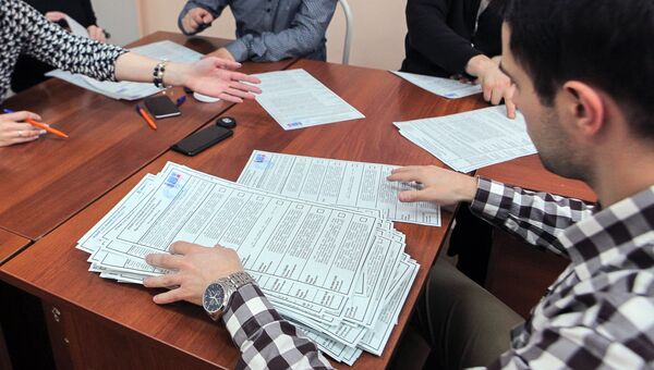 Проверка избирательных бюллетеней во время подготовки избирательного участка