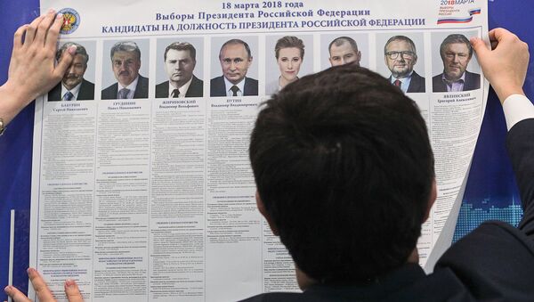 Мужчина оформляет избирательный участок к выборам президента РФ