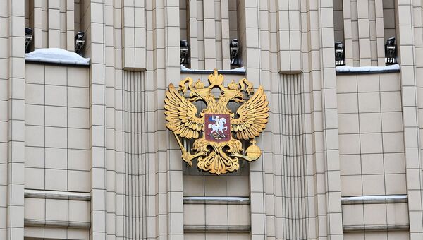 Герб РФ на здании министерства иностранных дел в Москве