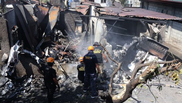 Спасатели на месте крушения самолета в провинции Булакан на Филиппинах. 17 марта 2018