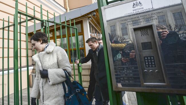 Люди выходят из здания генерального консульства Великобритании в Санкт-Петербурге