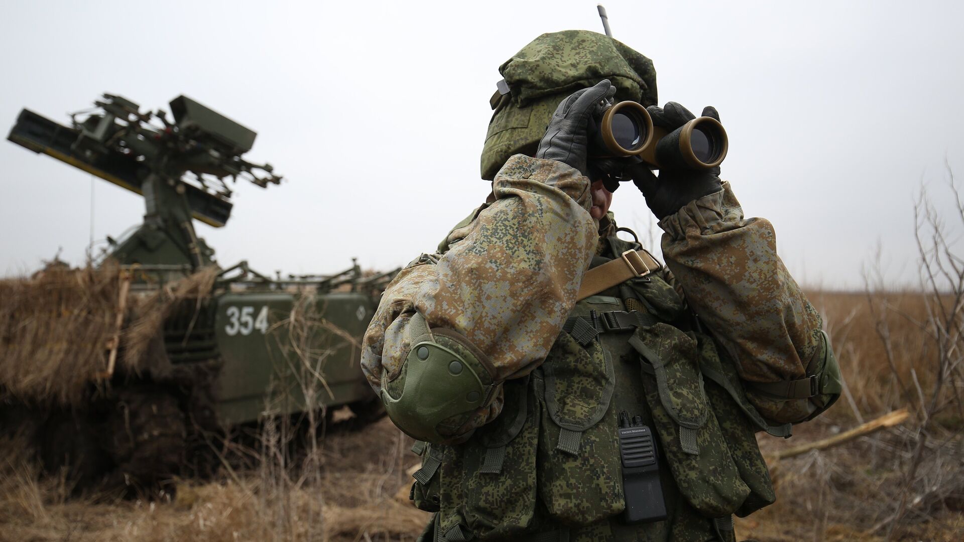 Военнослужащие во время тактико-специальных учений подразделения противовоздушной обороны воздушно-десантной дивизии - РИА Новости, 1920, 02.11.2020