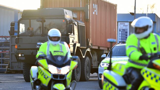 Вывоз автомобиля Сергея Скрипаля в специальном грузовом контейнере, Солсбери. 16 марта 2018. Архивное фото