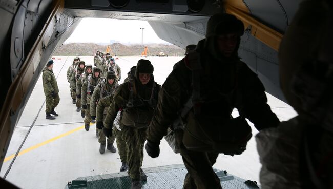 Военнослужащие во время тактико-специальных учений подразделения противовоздушной обороны воздушно-десантной дивизии. Архив