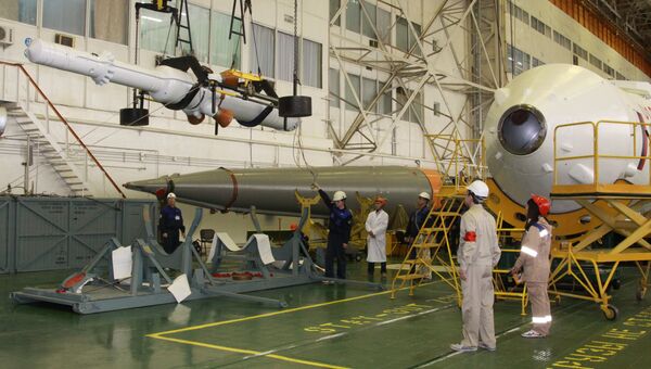 Общая сборка ракеты космического назначения Союз-ФГ на космодроме Байконур. 17 марта 2017