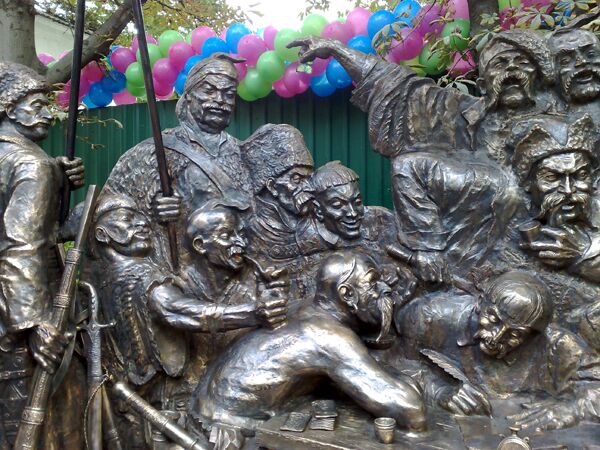 Скульптура казаков, пишущих письмо турецкому султану, установлена в Краснодаре