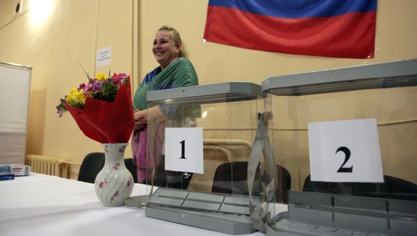 Подготовка избирательного участка в Симферополе к выборам президента РФ