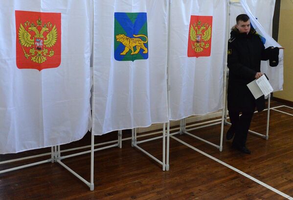 Голосование на выборах президента Российской Федерации на избирательном участке во Владивостоке