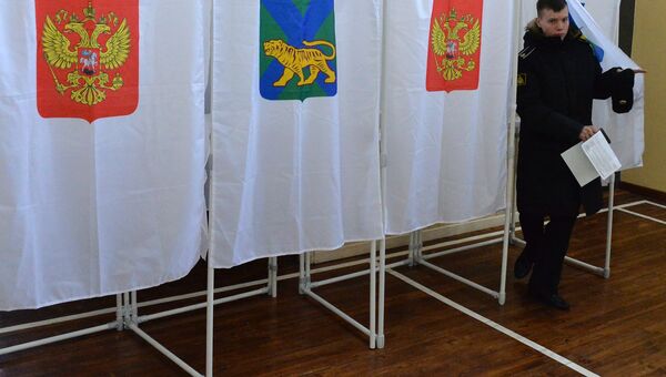 Голосование на выборах президента Российской Федерации на избирательном участке во Владивостоке