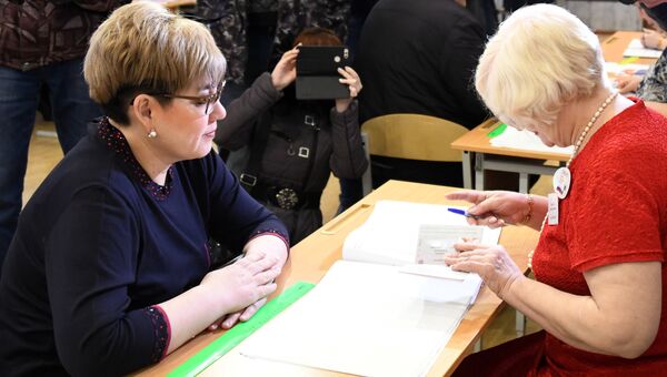 Губернатор Забайкальского края Наталья Жданова (слева) во время голосования в Чите