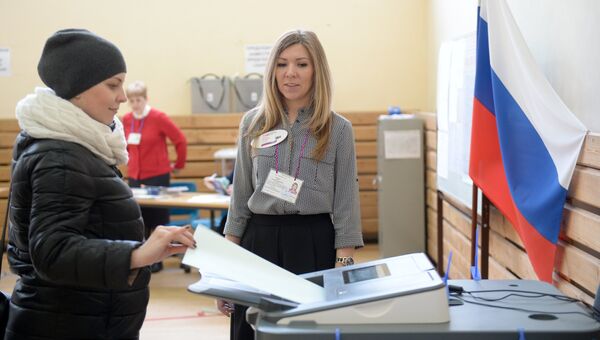 Девушка голосует на выборах президента РФ на избирательном участке №1331 в Екатеринбурге. 18 марта 2018