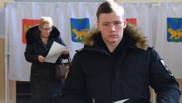 Курсант на избирательном участке во Владивостоке во время выборов президента РФ