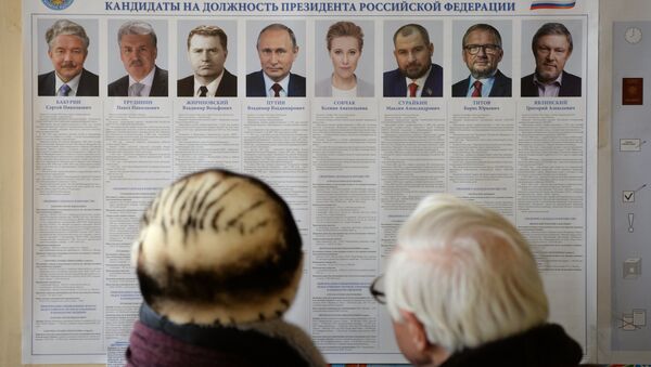 Стенд с информацией о кандидатах на пост президента РФ на избирательном участке №1331 в Екатеринбурге