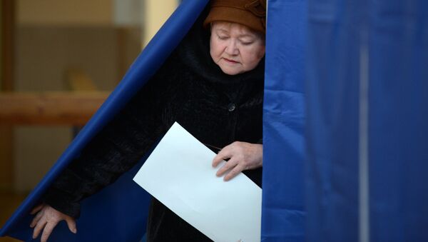 Женщина на избирательном участке. Архивное фото