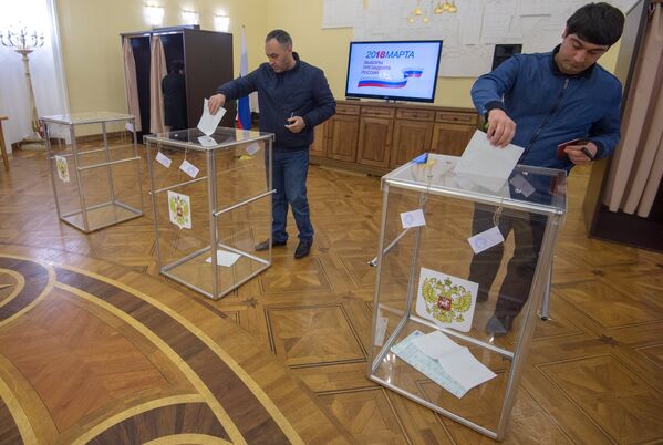 Избиратели голосуют на выборах президента Российской Федерации на избирательном участке №8026 в посольстве Российской Федерации в Республике Армения в Ереване. 18 марта 2018