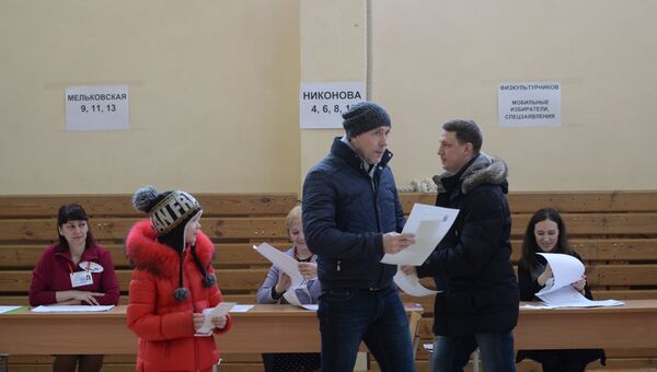Избиратели пришли проголосовать на выборах президента РФ на избирательный участок №1331 в Екатеринбурге. 18 марта 2018