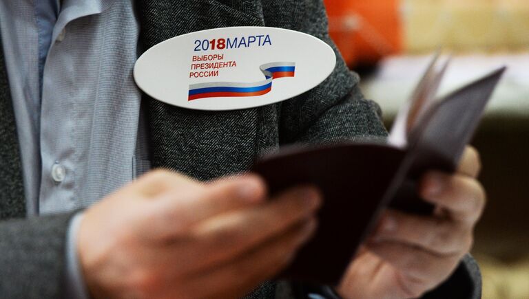 Член участковой избирательной комиссии во время голосования на выборах президента Российской Федерации на избирательном участке в Новосибирске. 18 марта 2018
