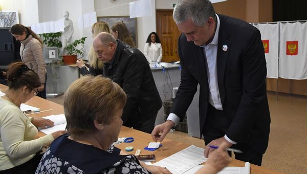 Глава Республики Крым Сергей Аксёнов во время голосования на выборах президента Российской Федерации на избирательном участке в Симферополе. 18 марта 2018