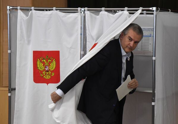 Глава Республики Крым Сергей Аксенов во время голосования на выборах президента Российской Федерации на избирательном участке в Симферополе. 18 марта 2018