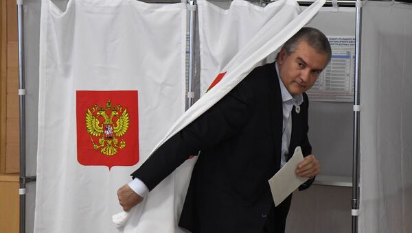 Глава Республики Крым Сергей Аксенов во время голосования на выборах президента Российской Федерации на избирательном участке в Симферополе. 18 марта 2018