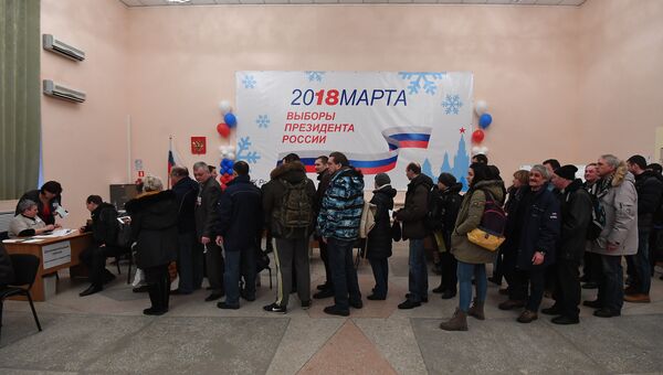 Избиратели в городе Байконур во время выборов президента РФ, Казахстан. 18 марта 2018