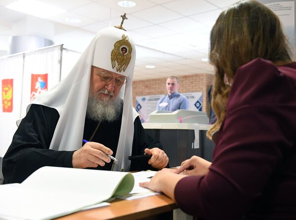 Патриарх Московский и всея Руси Кирилл на избирательном участке в Москве во время голосования на выборах президента РФ. 18 марта 2018