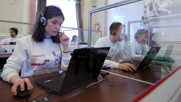 Сотрудники колл-центра принимают звонки на горячую линию в ситуационном центре по наблюдению за выборами президента РФ