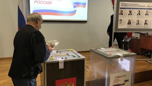Голосование во время выборов президента России на избирательном участке в Афинах. 18 марта 2018