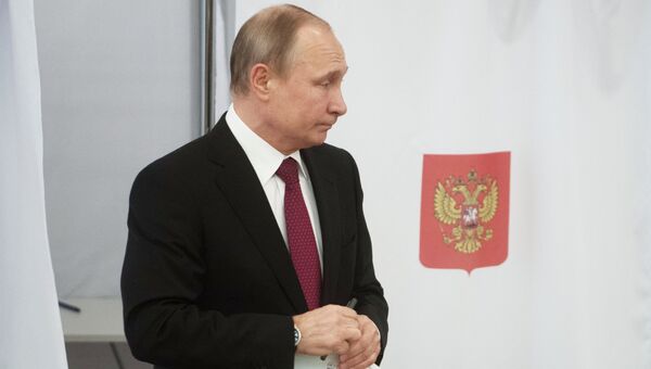 Владимир Путин голосует на избирательном участке в Москве. 18 марта 2018