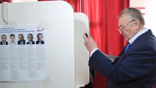 Кандидат в президенты РФ от ЛДПР Владимир Жириновский у кабинки для голосования на выборах президента. Архивное фото