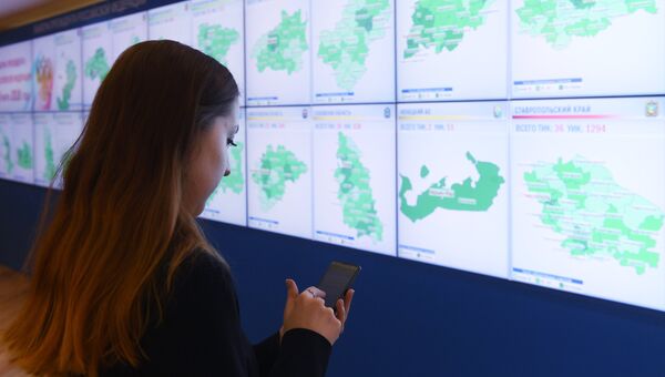 Экраны со статистикой избирательных комиссий по регионам в информационном центре Центральной избирательной комиссии РФ. 18 марта 2018
