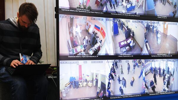 Трансляция голосования избирателей на выборах президента РФ с видеокамер, установленных на избирательных участках, в информационном центре Центральной избирательной комиссии РФ. 18 марта 2018