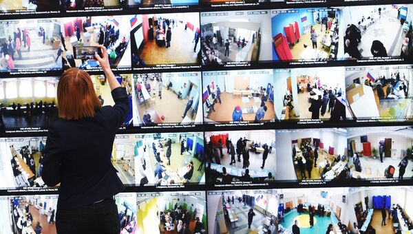 Трансляция голосования избирателей на выборах президента РФ с видеокамер, установленных на избирательных участках. Архивное фото