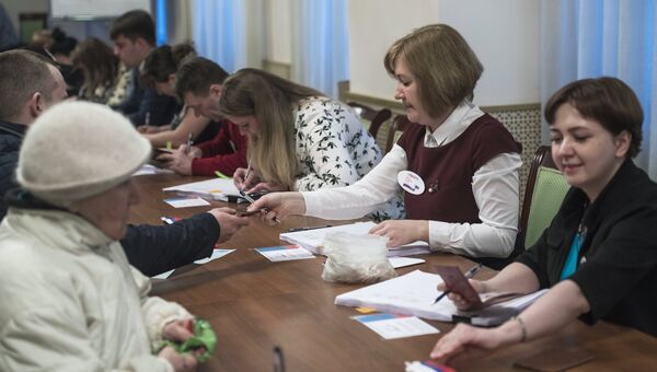 Избиратели на выборах президента РФ на избирательном участке в посольстве Российской Федерации в Бишкеке, Киргизия. 18 марта 2018