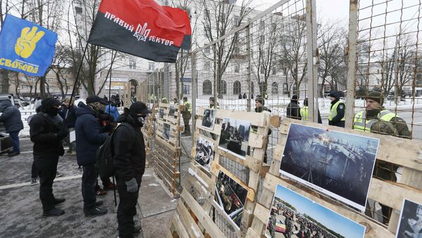 Украинские националисты проводят митинг возле российского посольства в Киеве, Украина. 18 марта 2018